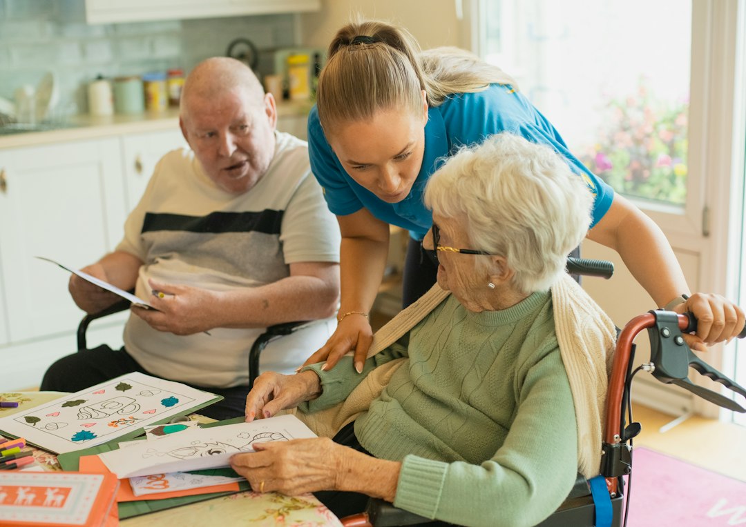 Pečující osoba pomáhá seniorům v domácím prostředí